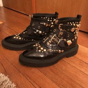 🖤Amazing studded brogue Burberry booties !!